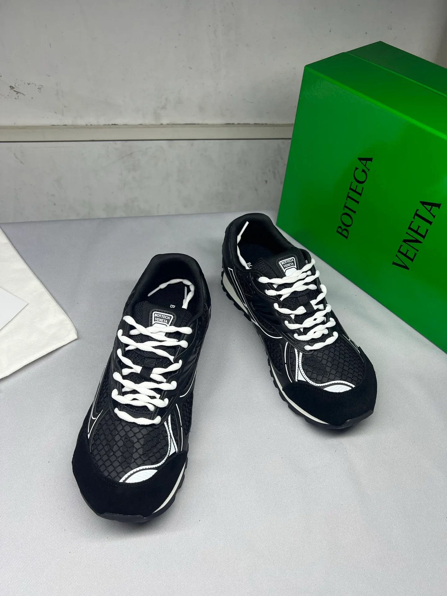 👟👟Ex-factory price 600👟👟 Male +10 Real photos of bright black 🔥🔥BV Orbit sneakers Wang Yibo's same style couple's dad shoes Runner sneakers, made of lightweight technical mesh fabric. Matched with geometric pattern designed rubber outsole, men's and women's king series, high version. Look for the package technology. It is actually much taller, but the legs are still slim. Very nice, playable and durable. Matched to the standard💯 package shoe technology. Look for the high version. The outsole is made of color-blocked TPU outsole. Women's model 35 36 37 38 39 40 41 42 (40 41 42 customized) Men's model 39 40 41 42 43 44 45 46 47 (45 46 47 code customization) (Customer logo can be accepted without refund and exchange price is excellent) Equipped with original packaging